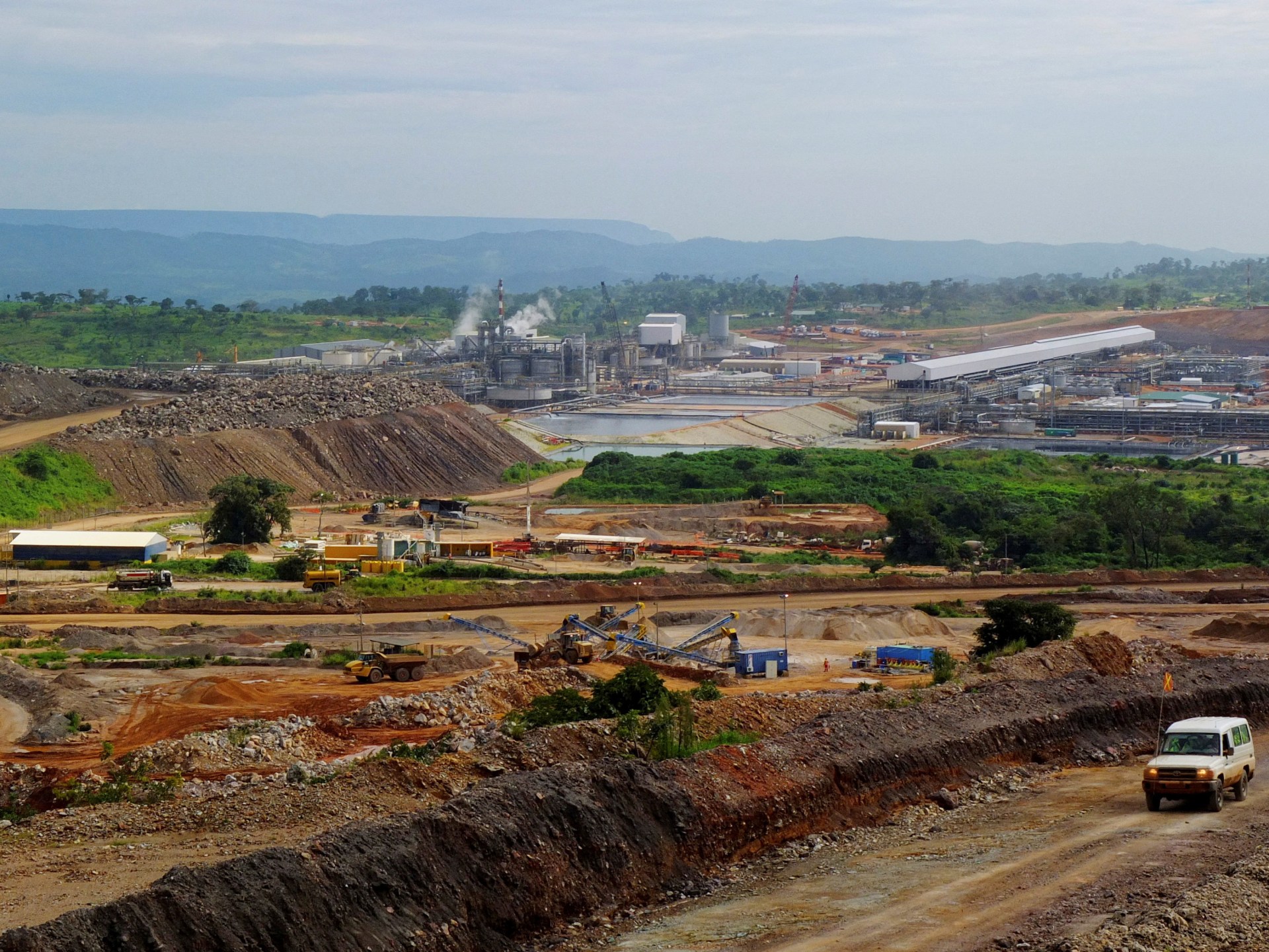 FILE PHOTO: A view of processing facilities at Tenke Fungurume, a copper and cobalt mine 110 km (68 miles) northwest of Lubumbashi in Congo's copper-producing south. Picture taken January 29, 2013. REUTERS/Jonny Hogg/File Photo