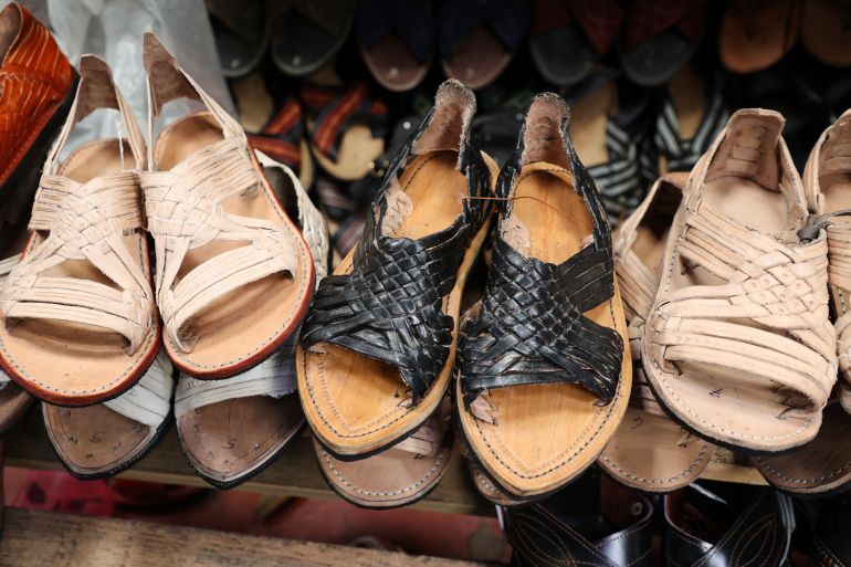 الصنادل المعروفة باسم "Huaraches" يتم عرضها للبيع في سوق في أواكساكا ، المكسيك ، الجمعة ، 8 أغسطس ، 2025. (AP Photo/Luis Alberto Cruz)