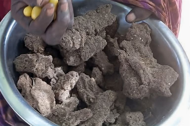 **داخلية*** علف الحيوانات المعروف محليًا بالـ 'أمباز'، والذي يتناوله سكان الفاشر. المصدر: الجزيرة نت