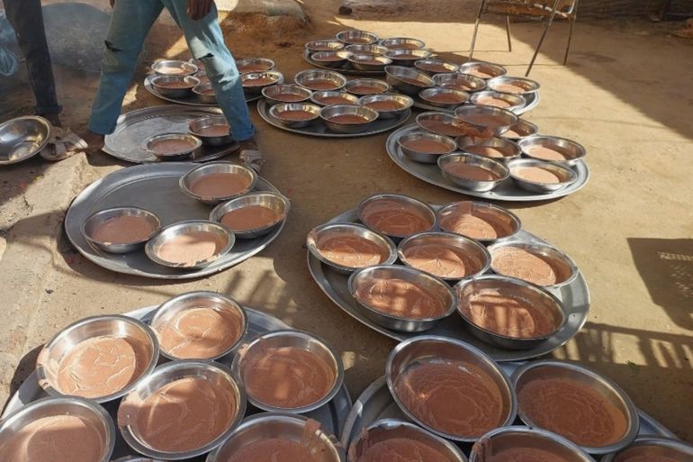 علف الحيوانات المعروف محليًا بالـ 'أمباز'، والذي يتناوله سكان الفاشر. المصدر: الجزيرة نت