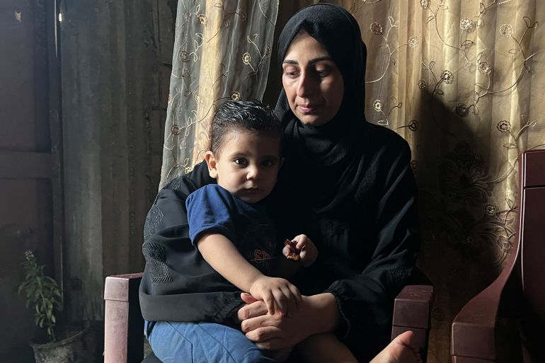هالة أرملة الصحفي الشهيد محمد قريقع تحتضن طفلها سند